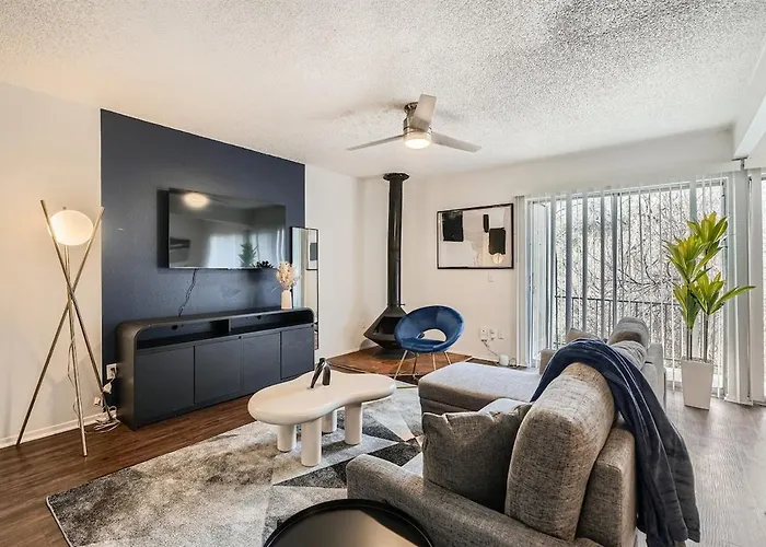 Your Modern King Suite Getaway - Sleeps 4 - Pool, Prkg
