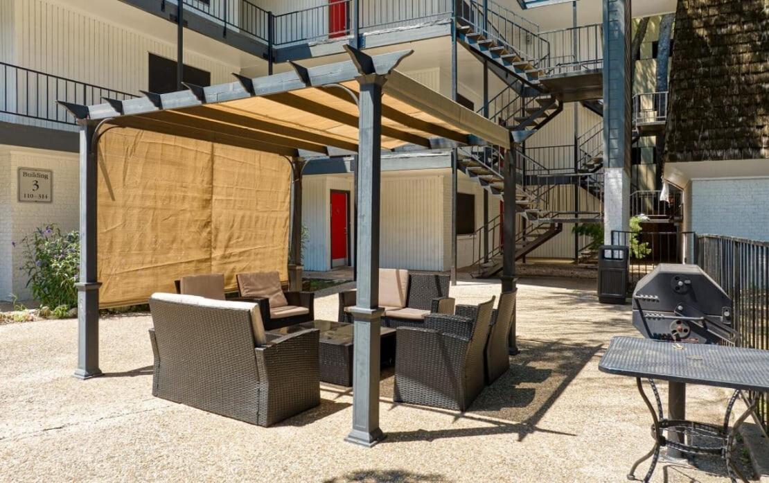 Your Modern King Getaway - Sleeps 4 - Pool, Prkg *