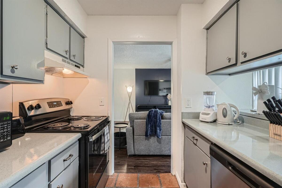 Your Modern King Getaway - Sleeps 4 - Pool, Prkg Apartment *