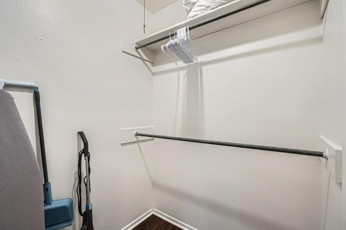 Your Modern King Getaway - Sleeps 4 - Pool, Prkg