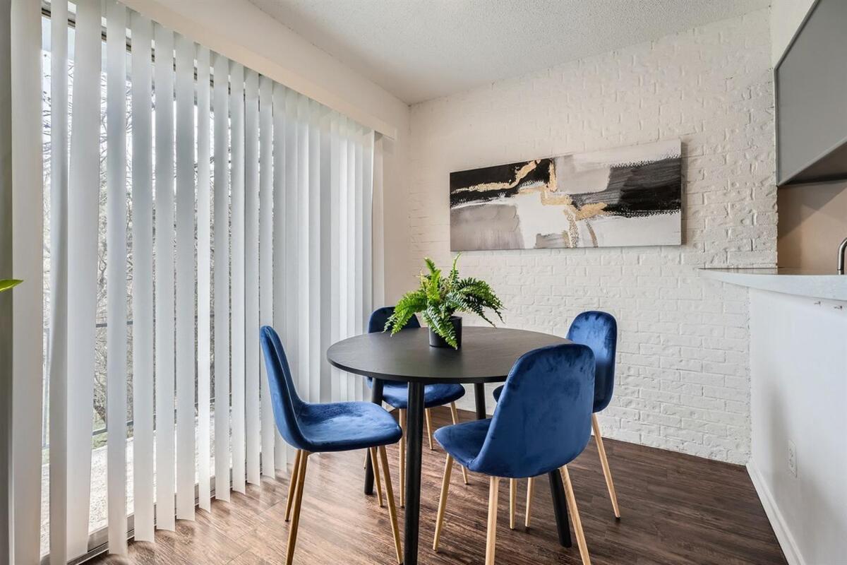 Apartment Your Modern King Getaway - Sleeps 4 - Pool, Prkg
