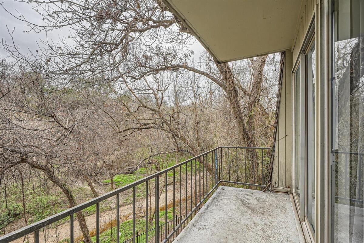 Your Modern King Getaway - Sleeps 4 - Pool, Prkg Apartment Austin