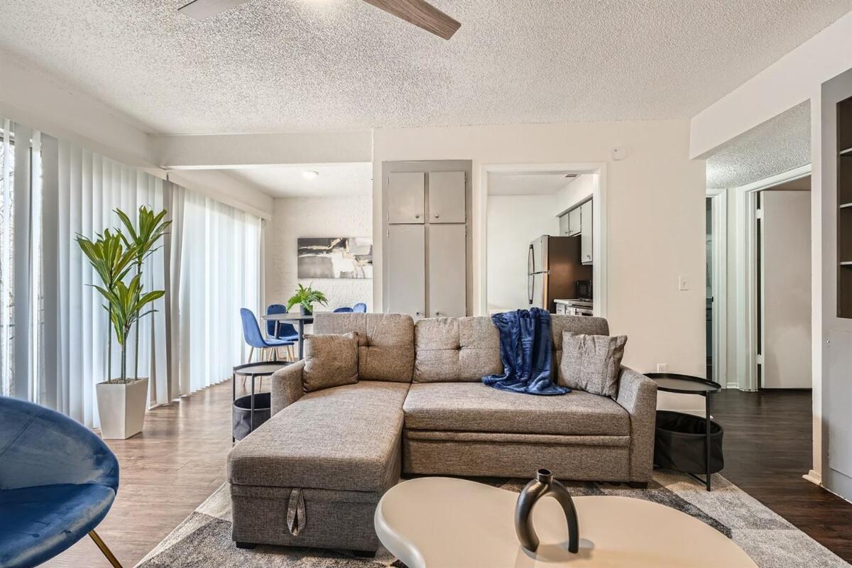 Your Modern King Getaway - Sleeps 4 - Pool, Prkg *
