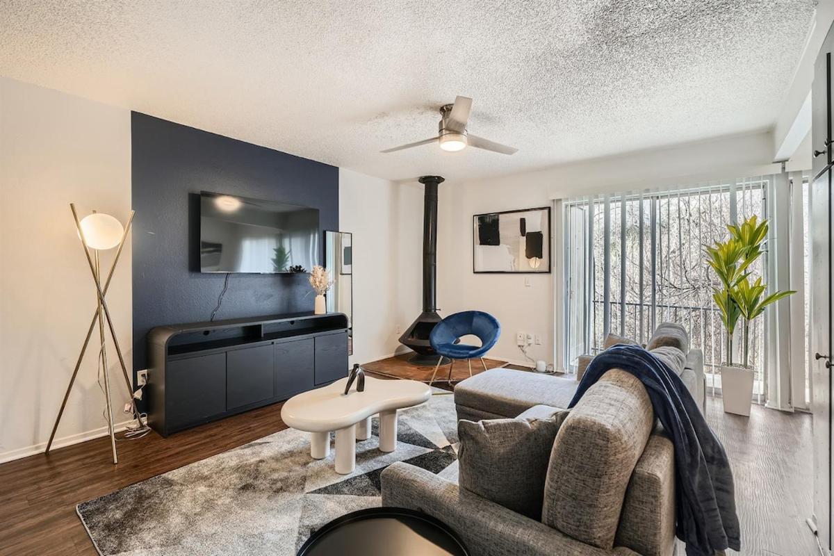Your Modern King Getaway - Sleeps 4 - Pool, Prkg Austin